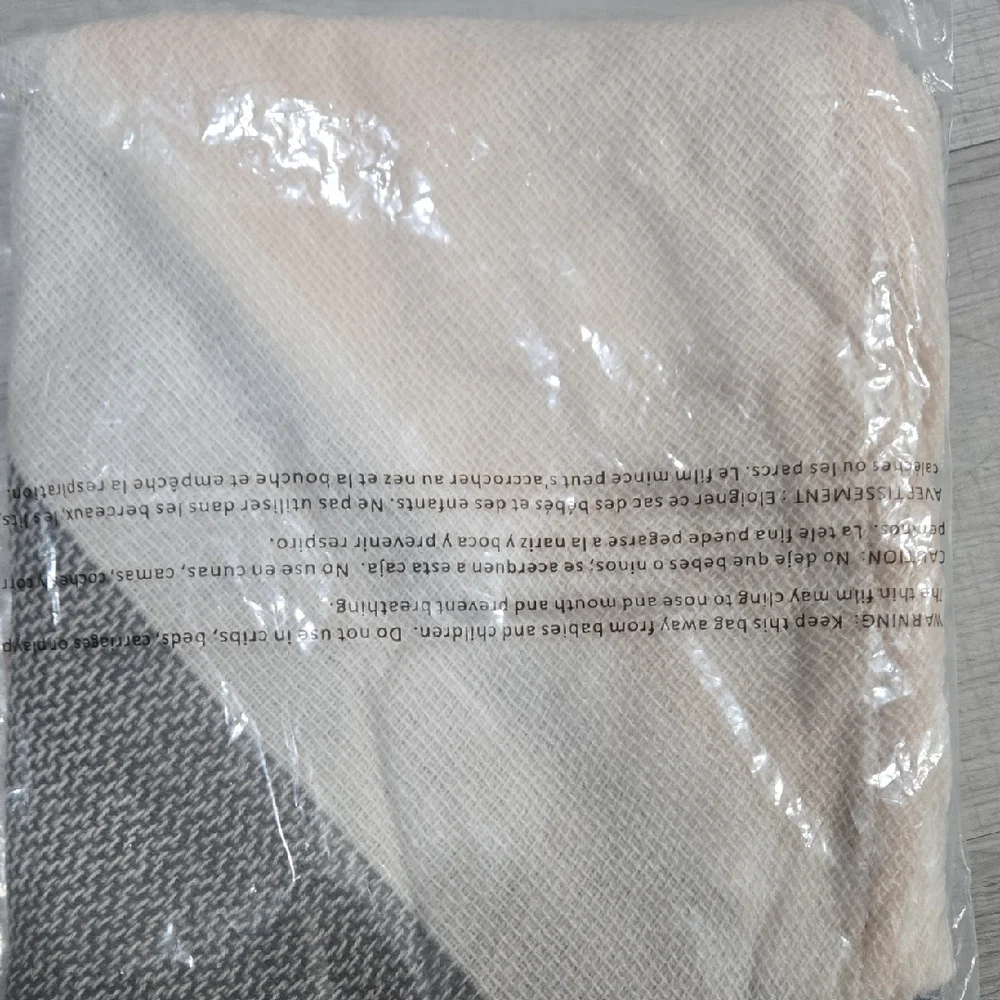 Market & Layne Cream Woven Triangle Scarf with Gray Trim – NWT